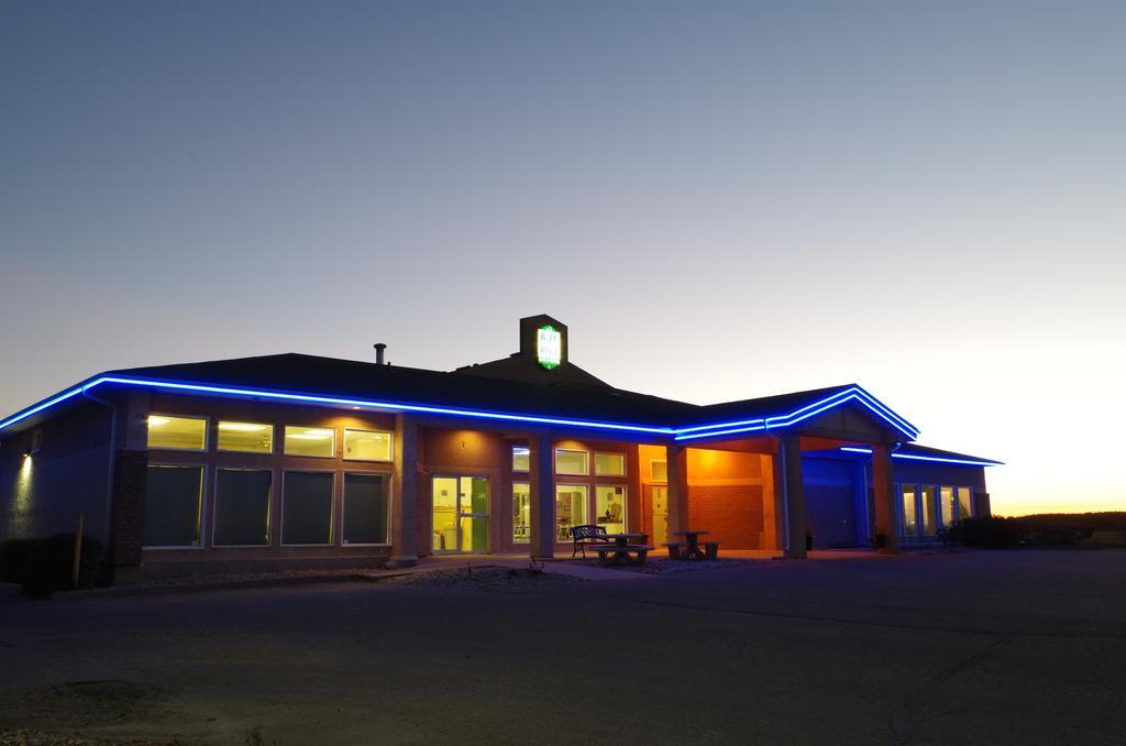 Bay Hill Inns & Suites Neepawa 외부 사진
