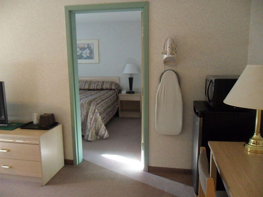 Bay Hill Inns & Suites Neepawa 외부 사진