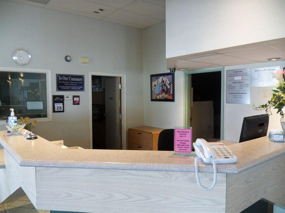 Bay Hill Inns & Suites Neepawa 외부 사진
