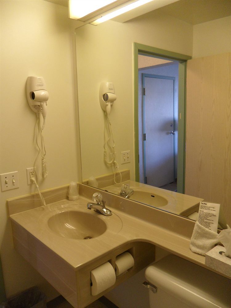 Bay Hill Inns & Suites Neepawa 외부 사진