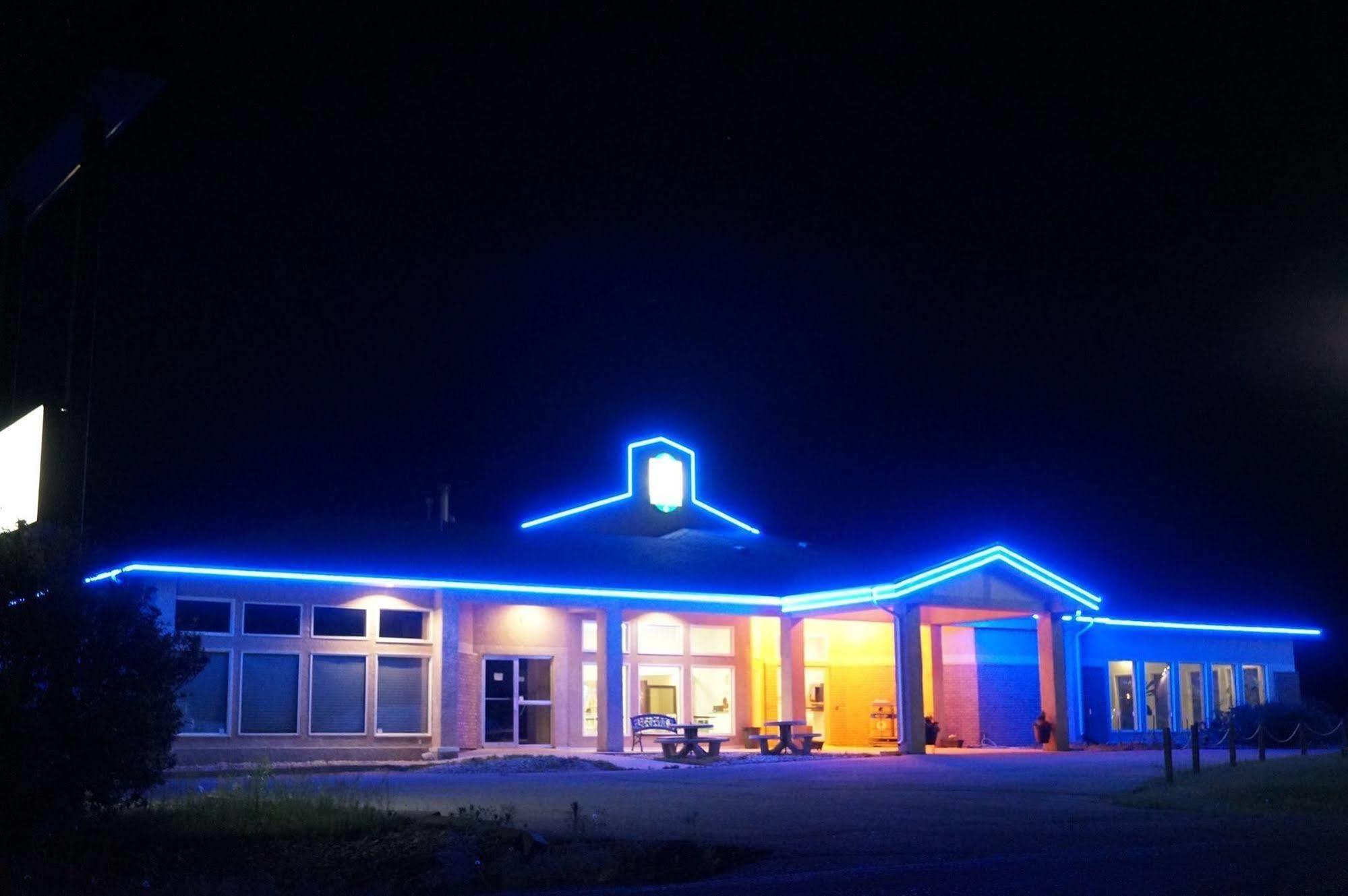 Bay Hill Inns & Suites Neepawa 외부 사진
