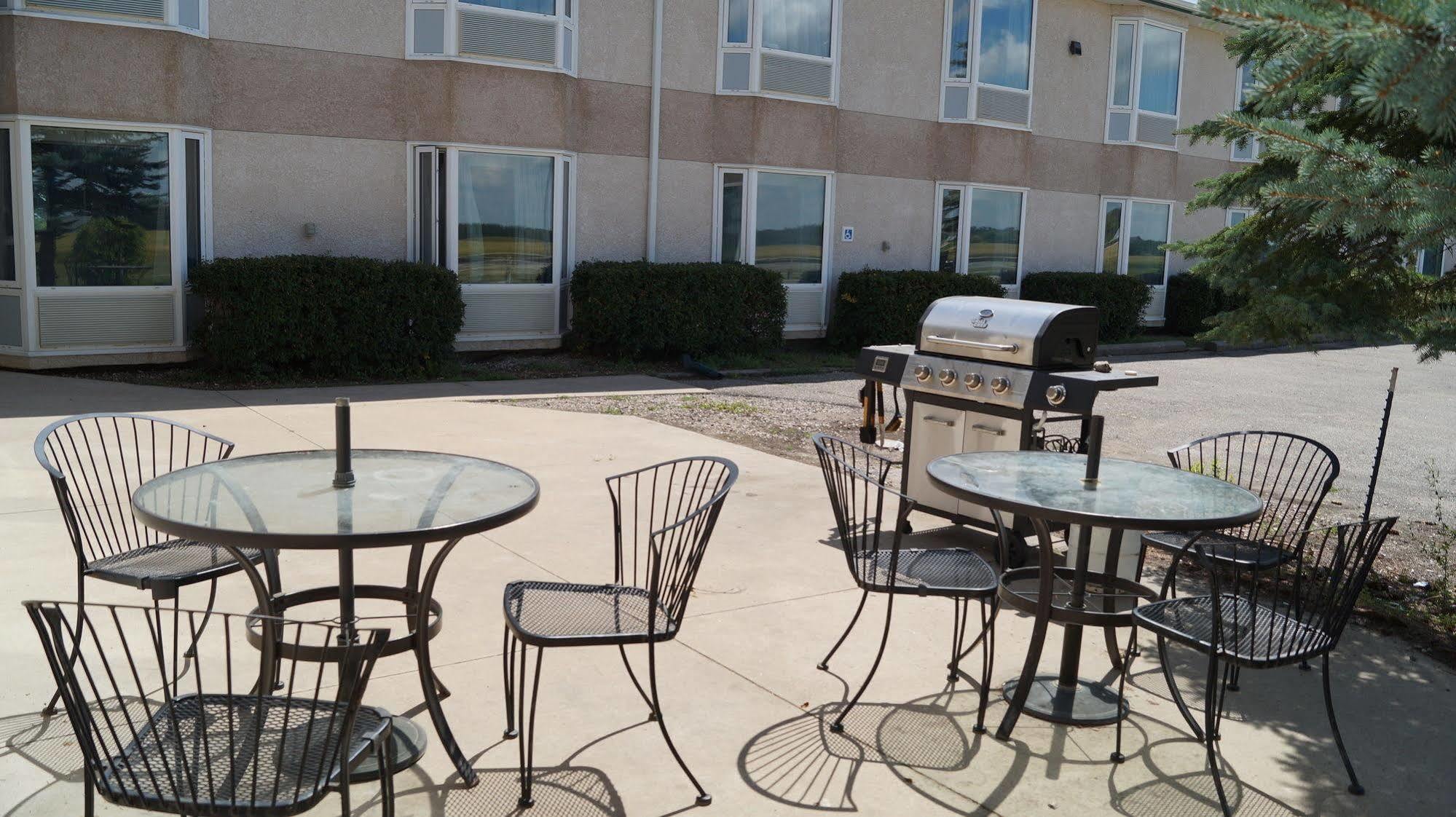 Bay Hill Inns & Suites Neepawa 외부 사진