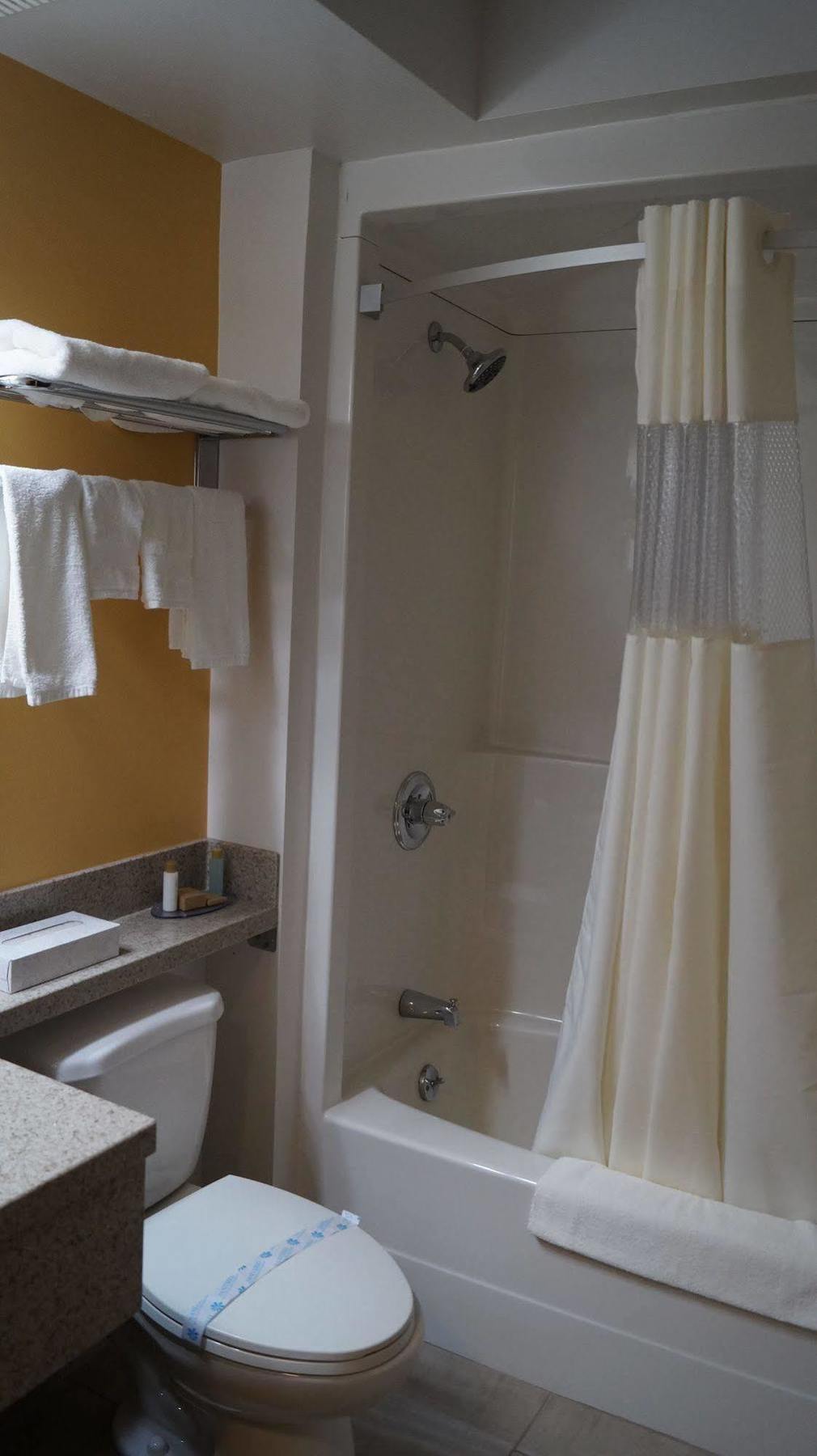 Bay Hill Inns & Suites Neepawa 외부 사진