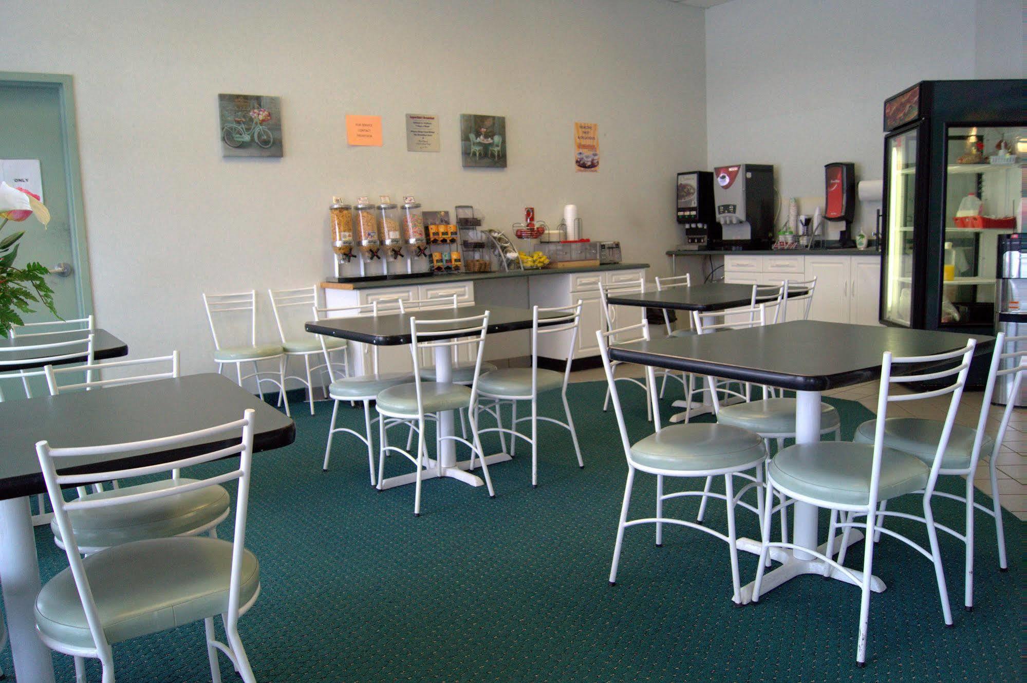 Bay Hill Inns & Suites Neepawa 외부 사진