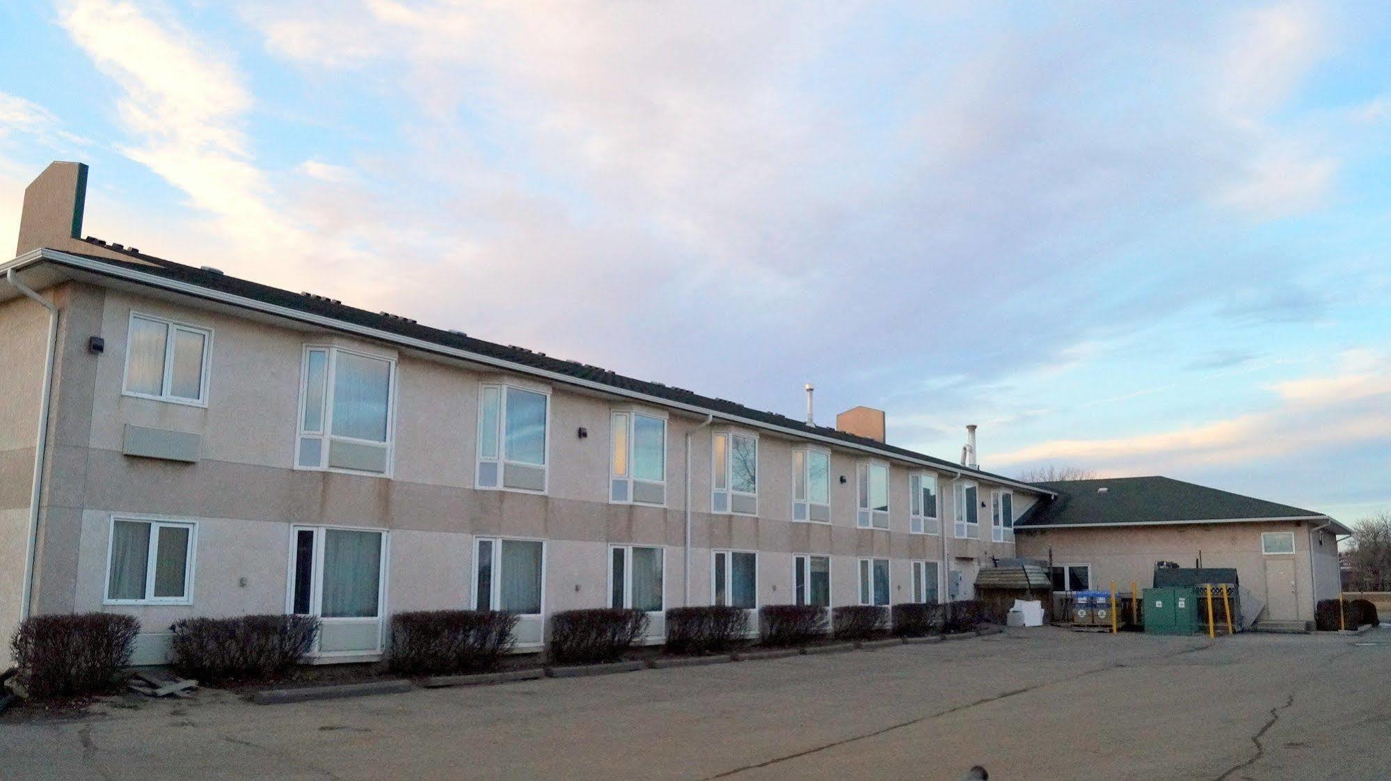 Bay Hill Inns & Suites Neepawa 외부 사진