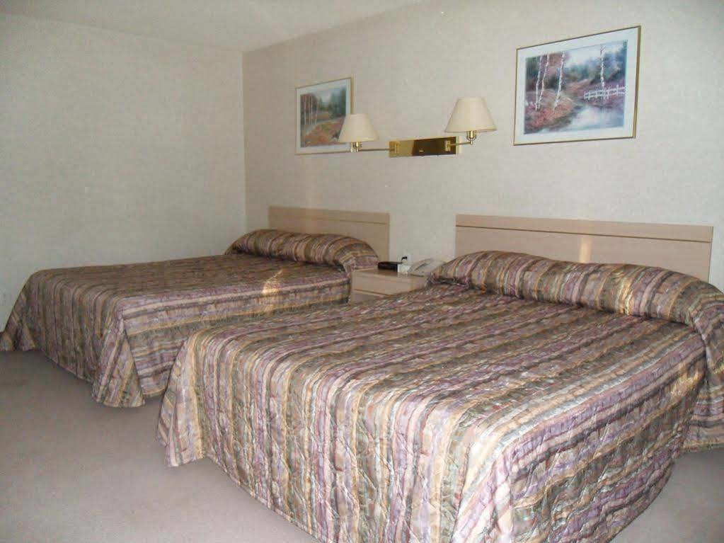 Bay Hill Inns & Suites Neepawa 외부 사진