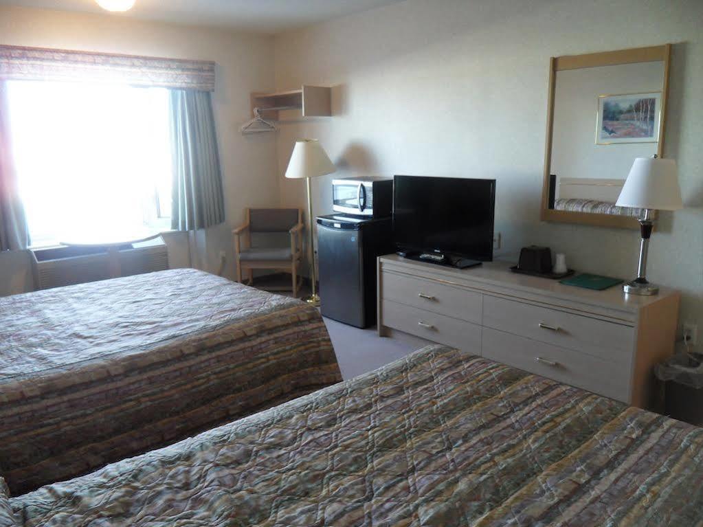 Bay Hill Inns & Suites Neepawa 외부 사진