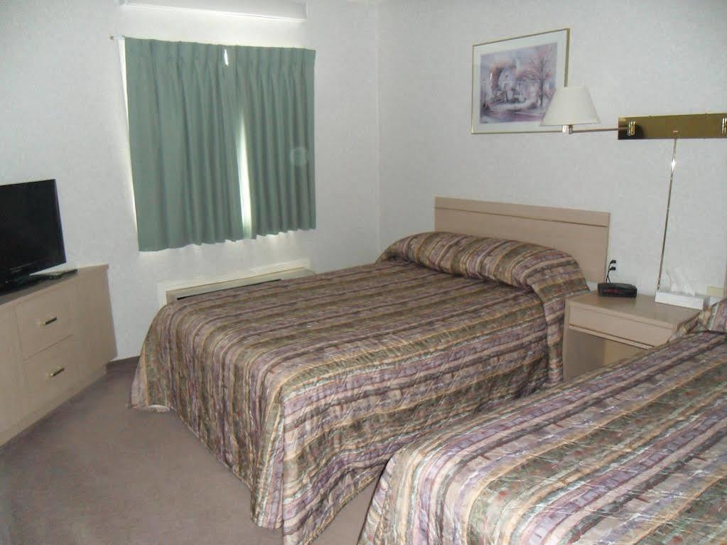 Bay Hill Inns & Suites Neepawa 외부 사진