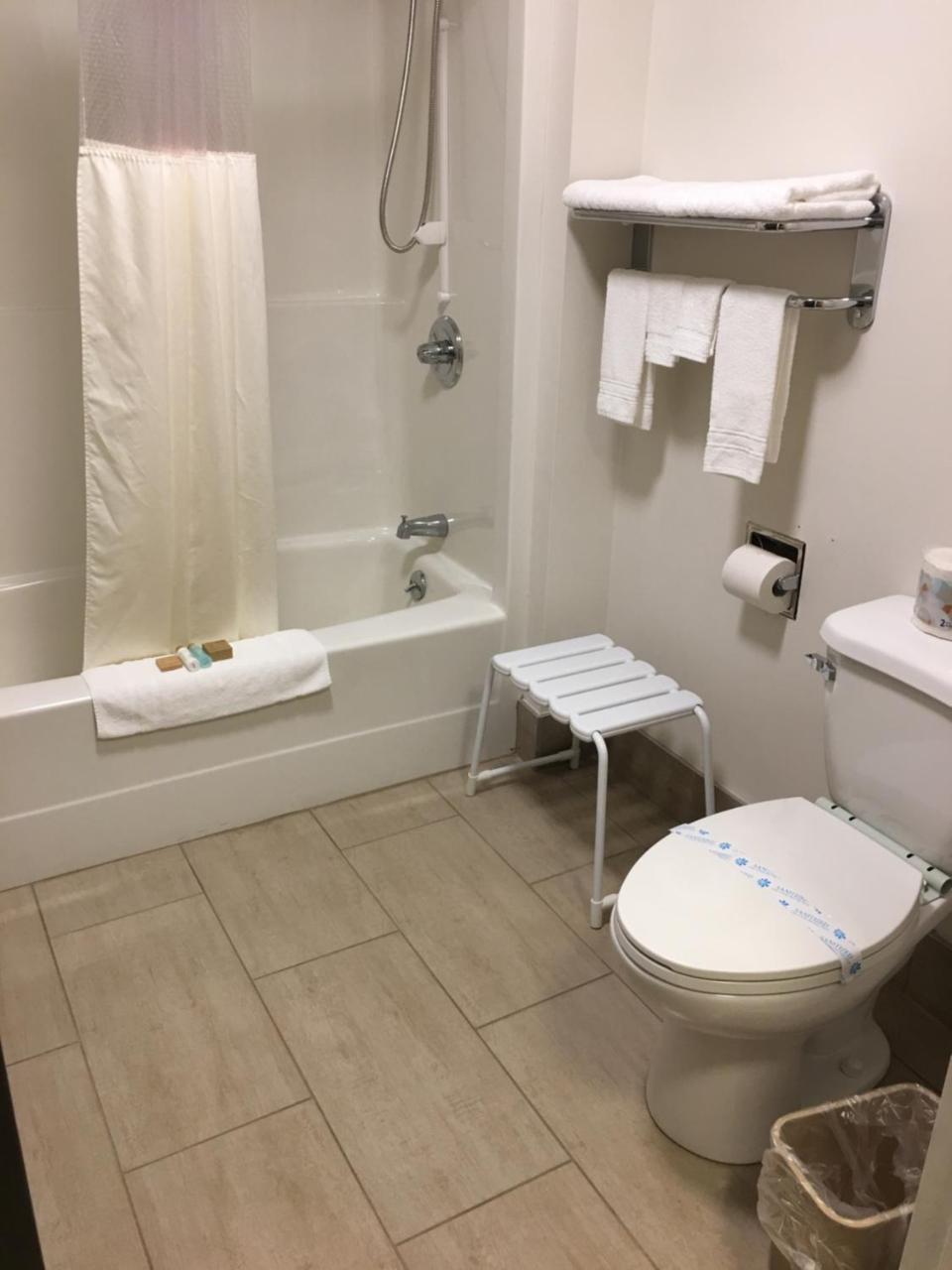 Bay Hill Inns & Suites Neepawa 외부 사진