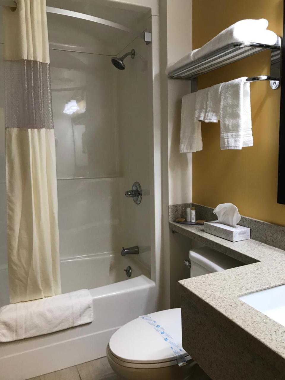 Bay Hill Inns & Suites Neepawa 외부 사진