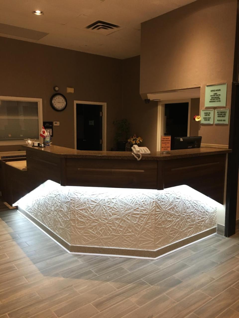 Bay Hill Inns & Suites Neepawa 외부 사진