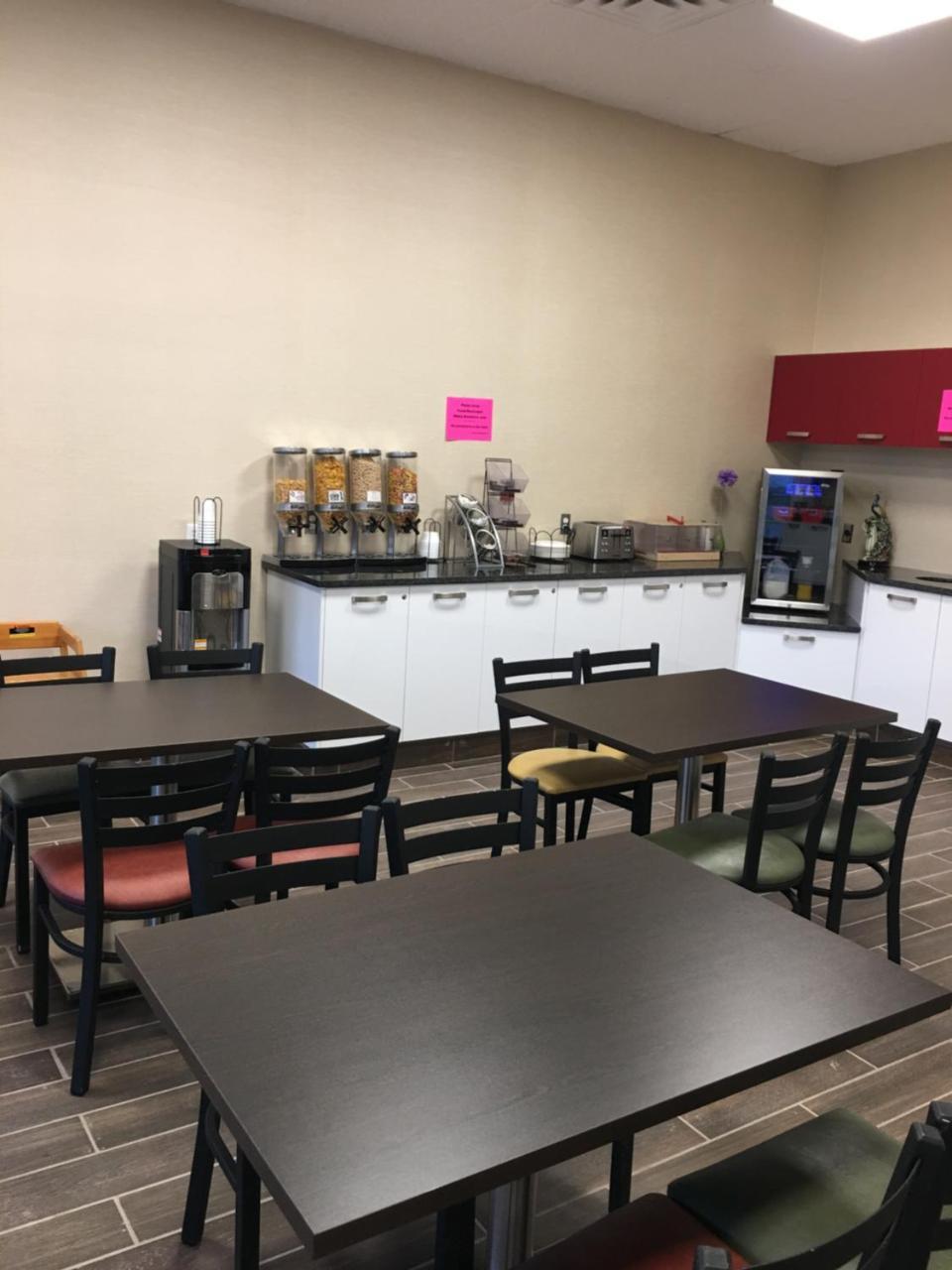 Bay Hill Inns & Suites Neepawa 외부 사진