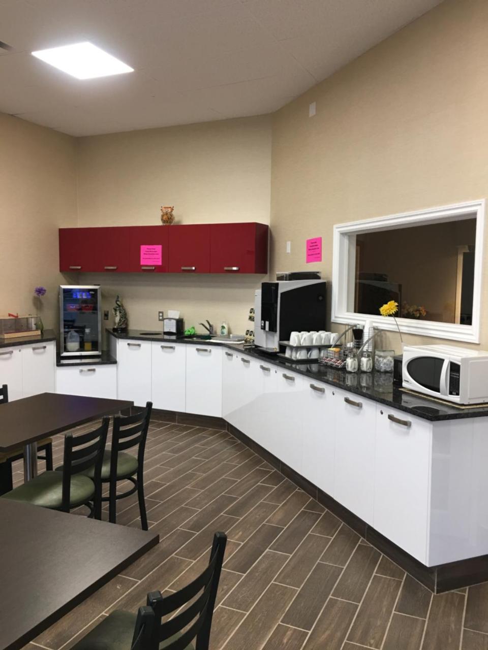 Bay Hill Inns & Suites Neepawa 외부 사진
