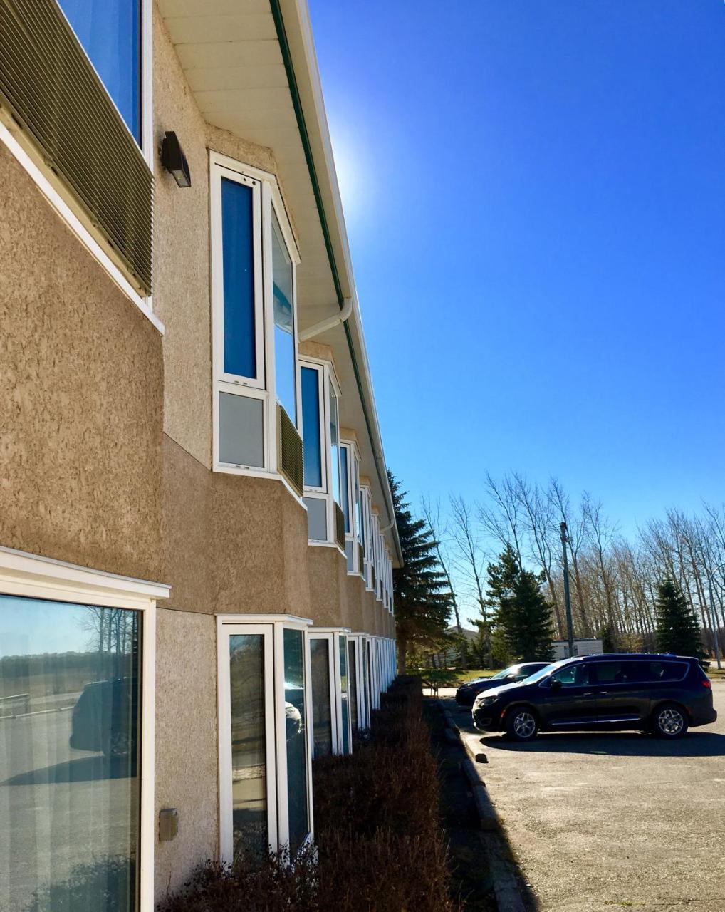 Bay Hill Inns & Suites Neepawa 외부 사진
